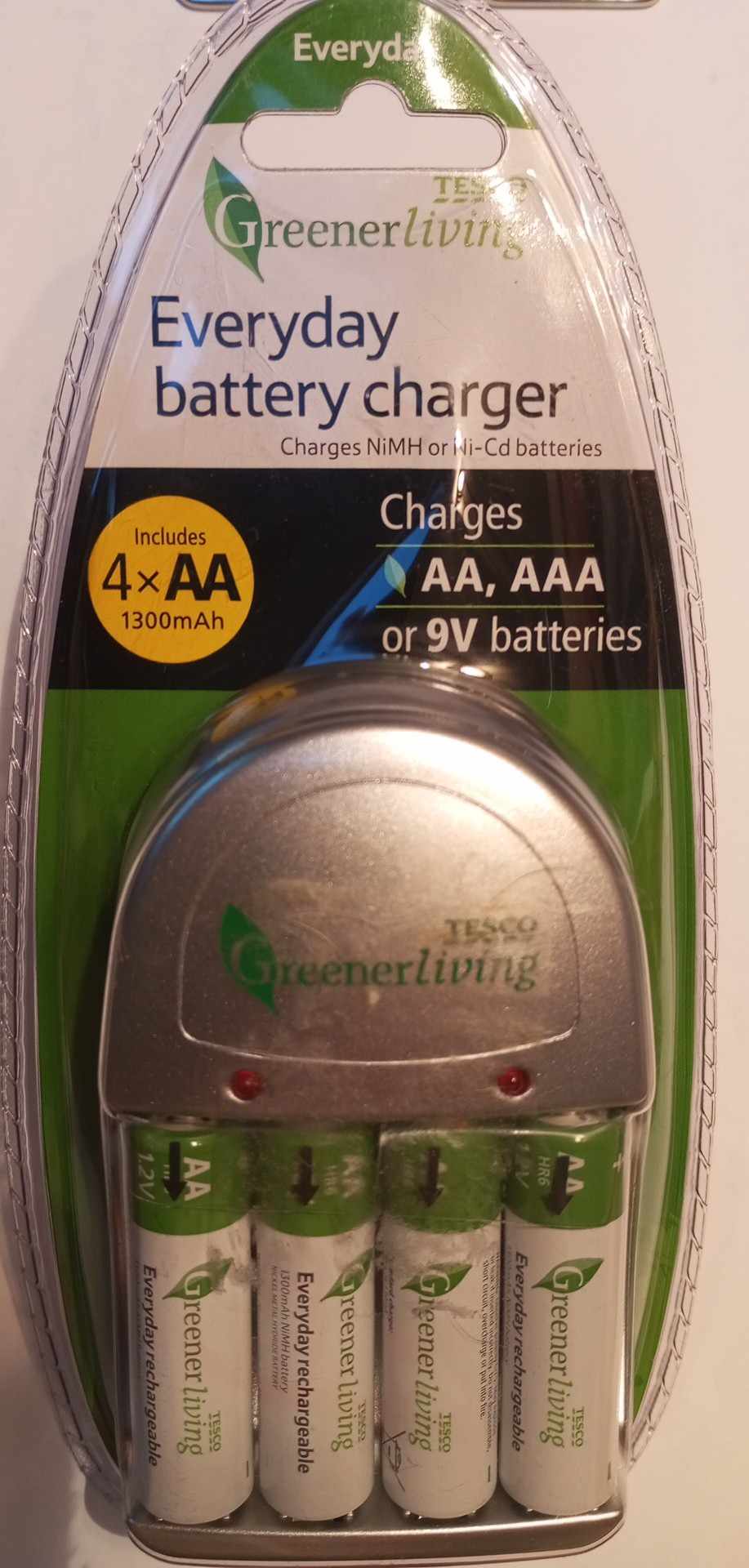 Nabíječka + 4 x nabíjecí baterie AA Greener living