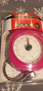 Přenosná váha růžová do 32kg s hákem