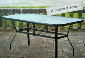 VELKÝ ZAHRADNÍ STŮL SE SKLENĚNOU DESKOU 150 cm