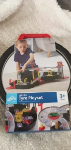 Autodráha s parkovištěm v kufru - Carousel + 2 autička