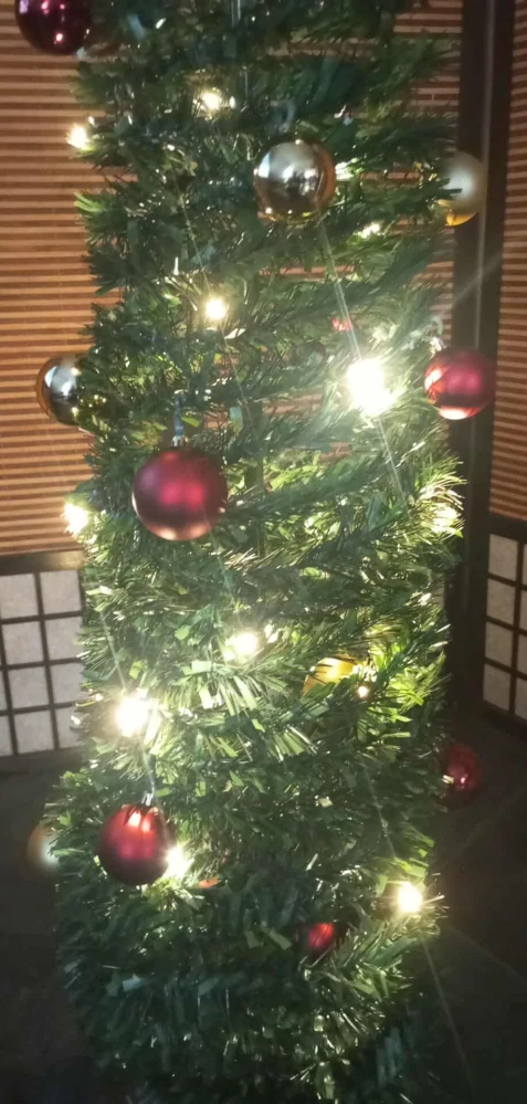 UMĚLÝ VÁNOČNÍ STROMEČEK 183CM LD260 S LED A OZDOBY