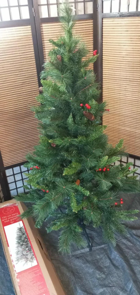 UMĚLÝ VÁNOČNÍ STROMEČEK BOROVICE 150 CM SE ŠISKY