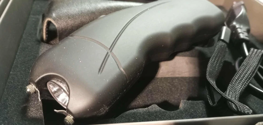 Beast Defense Paralyzer Panther 2.5M Volts s LED svítilnou