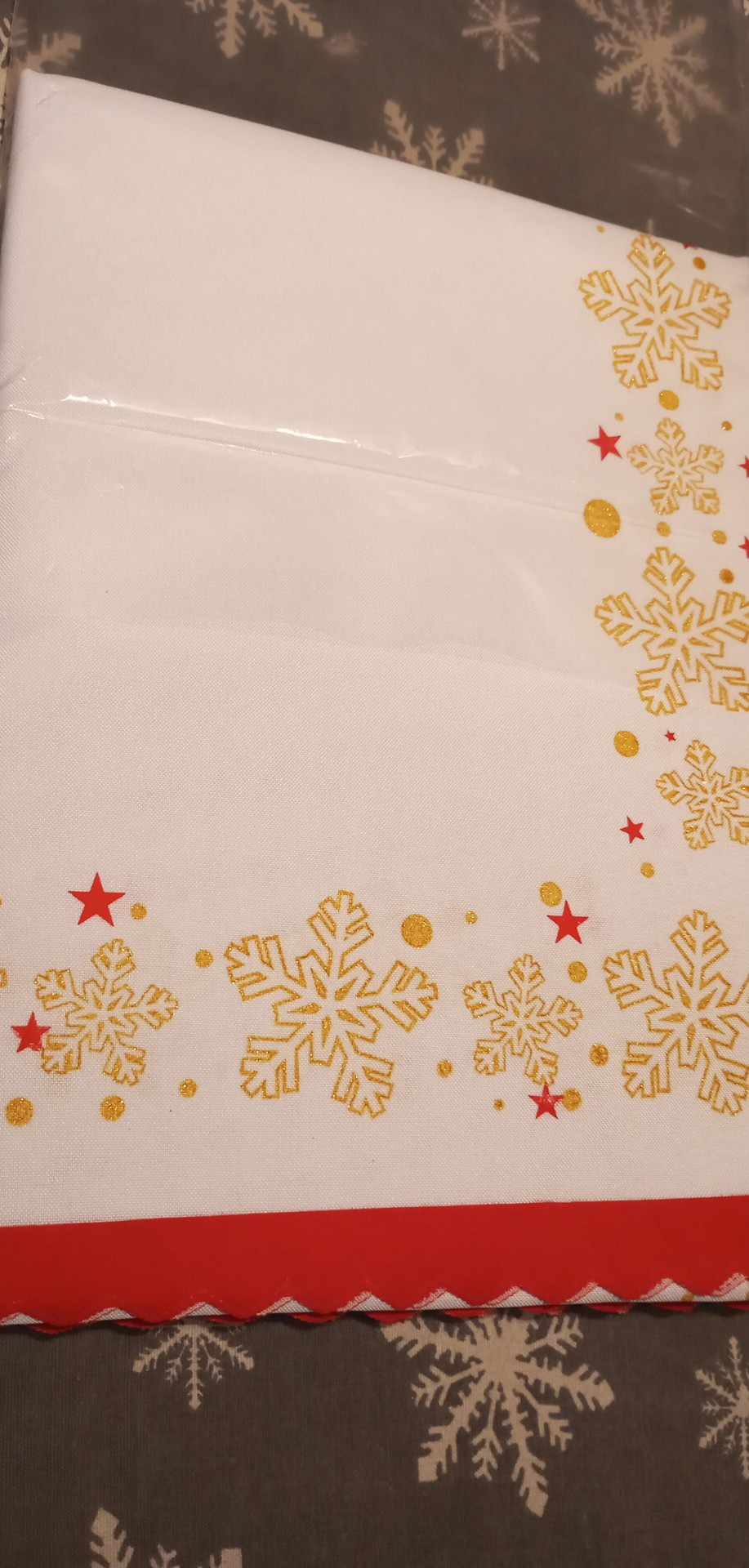 Vánoční ubrus Essex 110 x 160 cm vzor s vločky