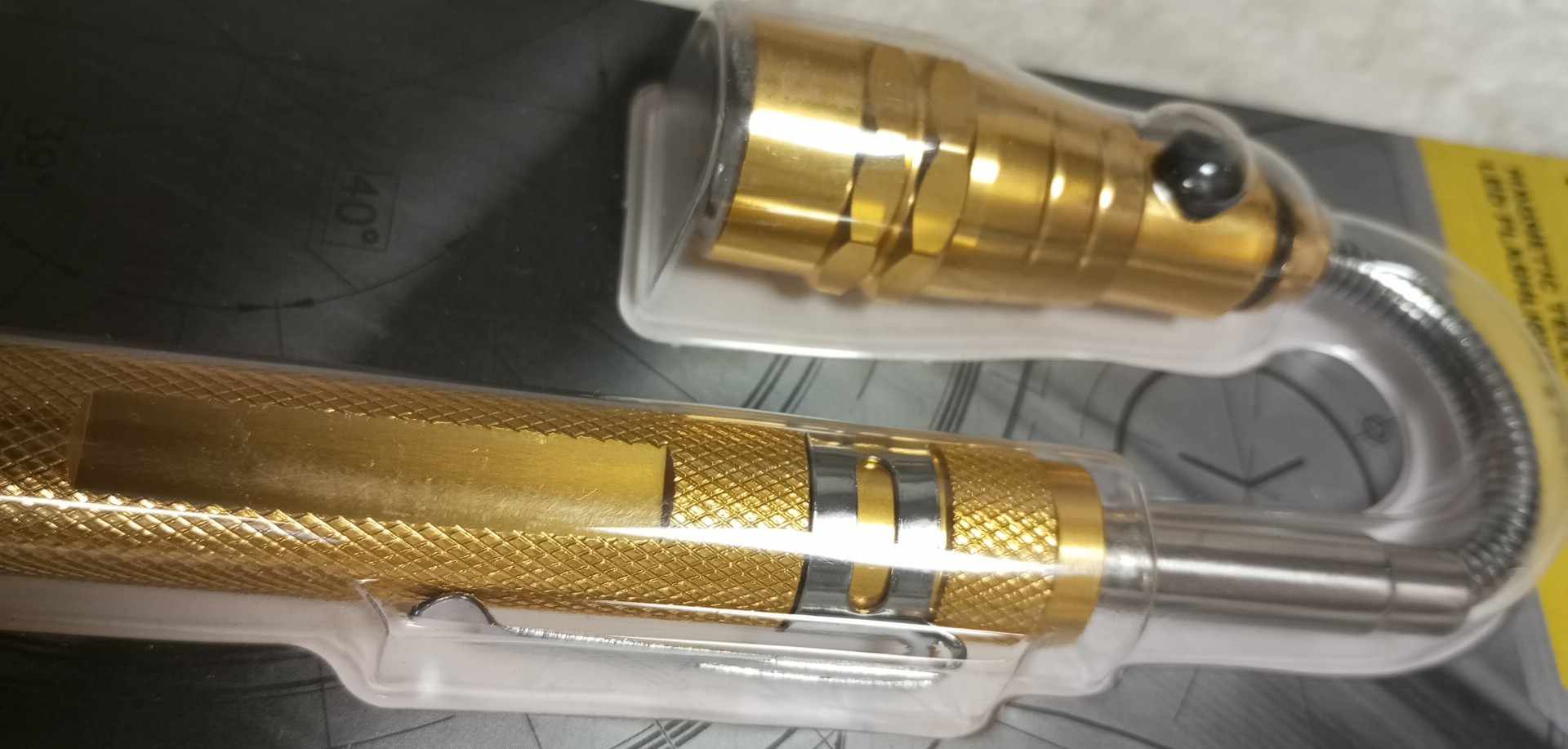 Teleskopická LED baterka s magnetem Reikel