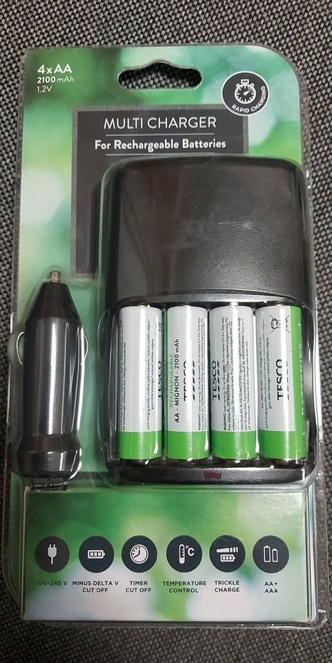 NABÍJEČKA NA 12 i 220V + 4 X BATERIE