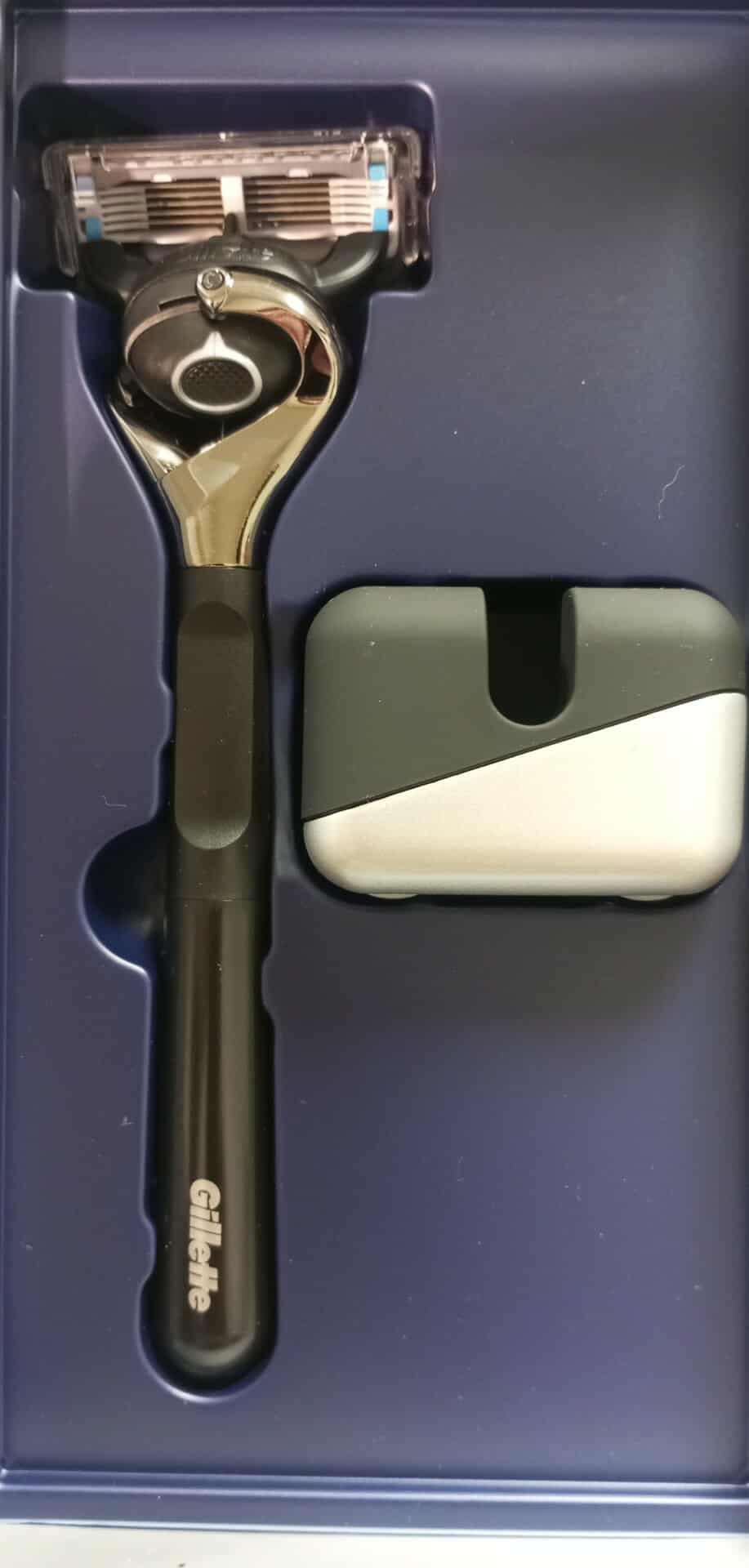 Gillette Fusion 5 Proshield holící strojek + stojan dárková sada