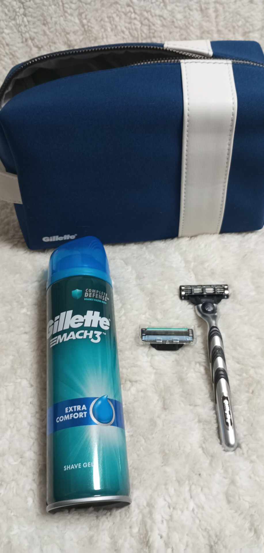 Dárkova sada Gillette Mach3 - strojek + 2 x  hlavice + gel 200 ml