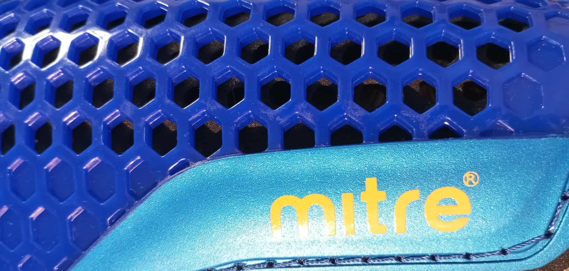Dětské fotbalové chrániče Mitre Aircell Slip in Carbon Shinguard