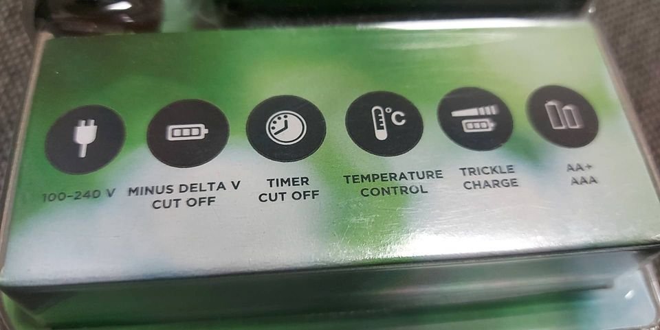 NABÍJEČKA NA 12 i 220V + 4 X BATERIE