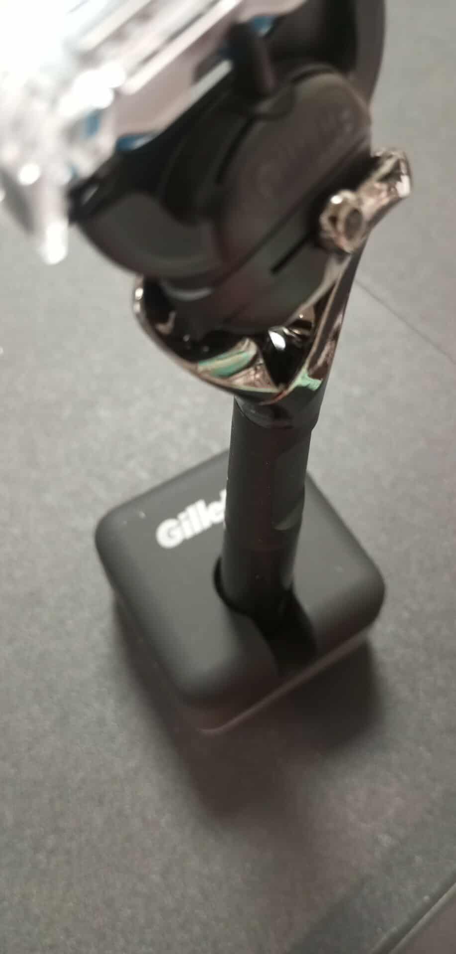 Gillette Fusion 5 Proshield holící strojek + stojan dárková sada