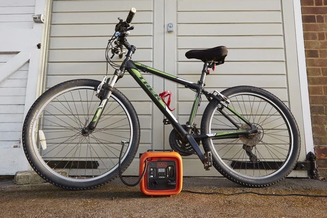 Přenosný kompresor Black & Decker ASI400