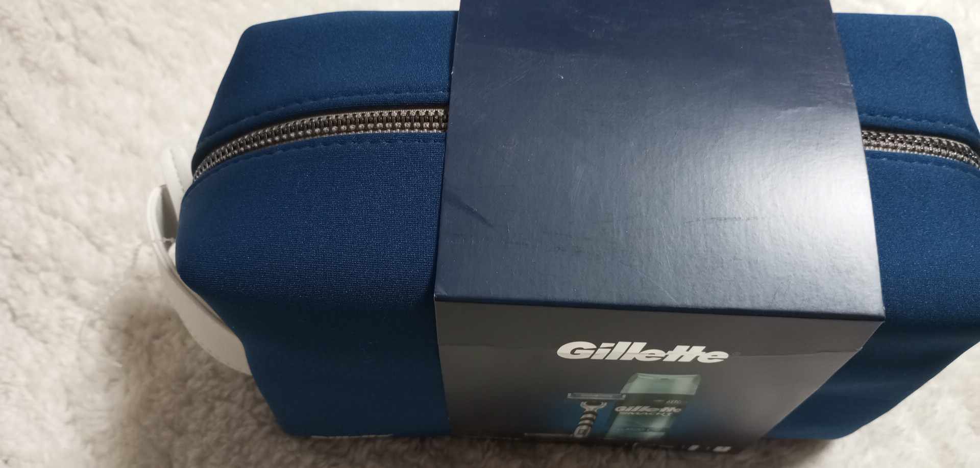 Dárkova sada Gillette Mach3 - strojek + 2 x  hlavice + gel 200 ml