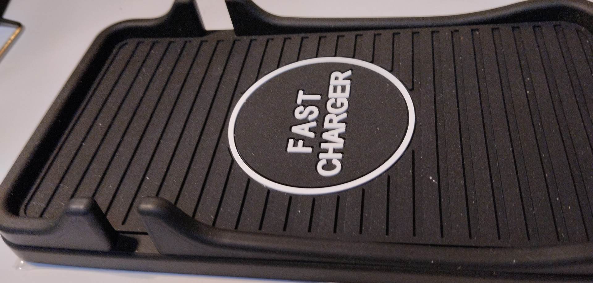 Nabíjecí bezdrátová podložka  Astone Miller s držákem na telefon 